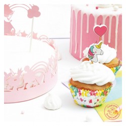 Caissettes à cupcakes et décoration de gâteau rose à pois