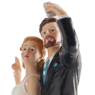 Figurine sur socle "Couple faisant un selfie" - H20 cm